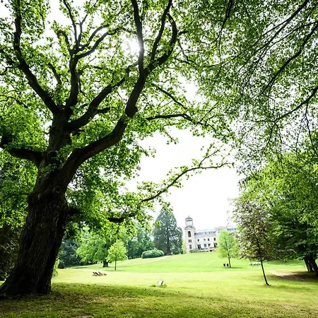 Schloss Mit Park 3*