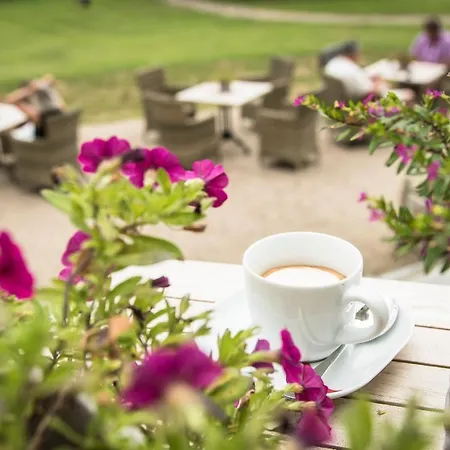 Hotel Schloss Mit Park 3*