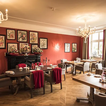 Hotel Schloss Mit Park 3*