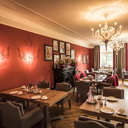 Hotel Schloss Mit Park 3*