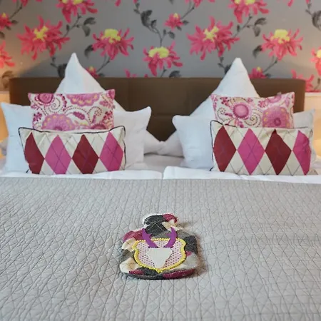 Hotel Schloss Mit Park 3*