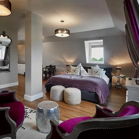 Schloss Mit Park Hotel Kaarz